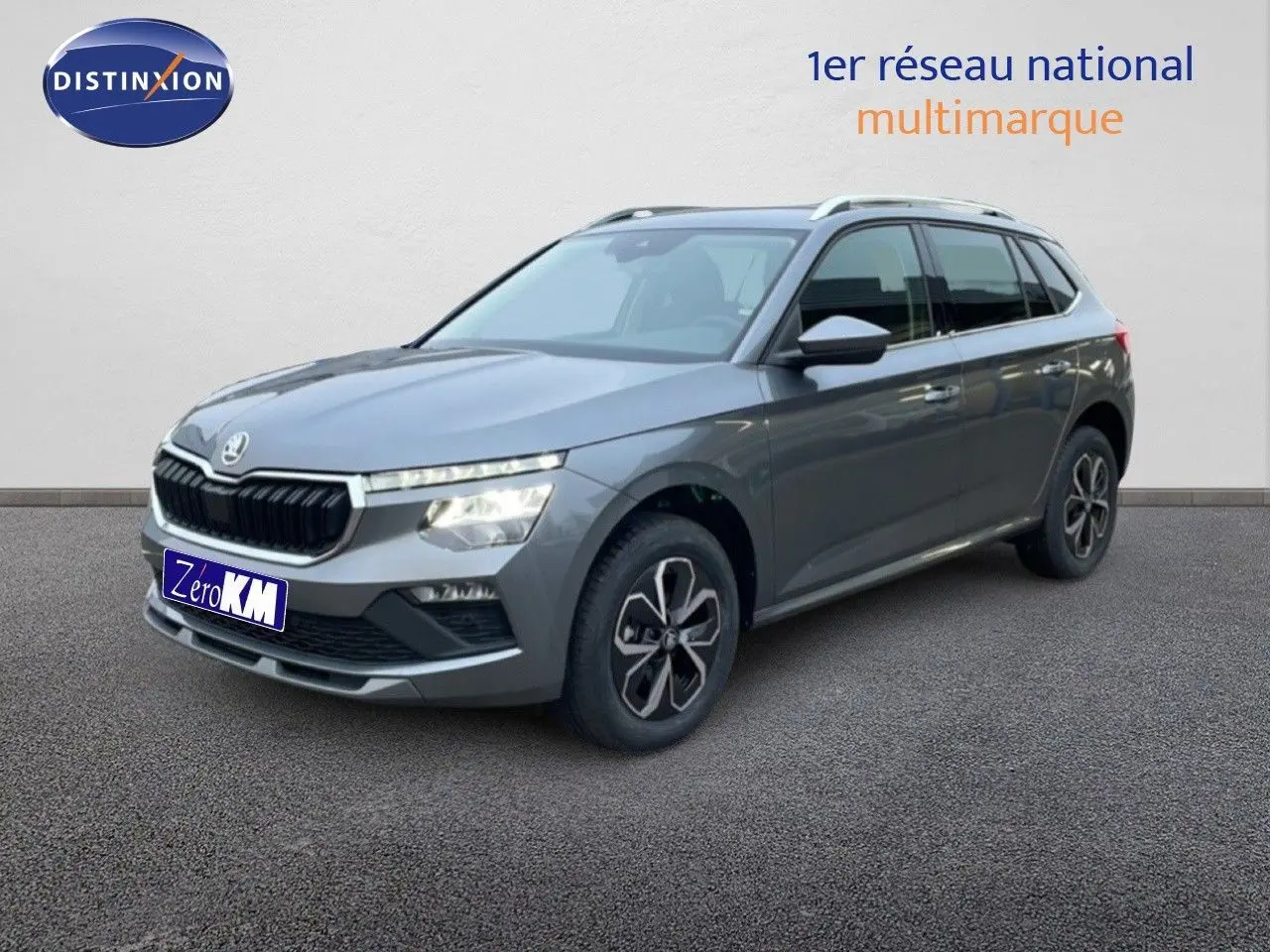 SUV Skoda Kamiq gris graphite métal en vue 3/4 avant droit, avec jantes bi-ton et toit ouvrant.