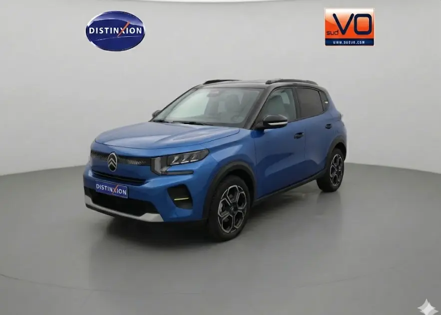 Citroën C3 Turbo 100 ch bleu en 3/4 avant droit, avec barres de toit et jantes alliage 17 pouces visibles.