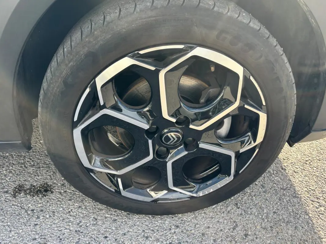 Gros plan sur la jante alliage 17 pouces noire et argentée du Citroën C3 Turbo 2025, avec logo central visible.