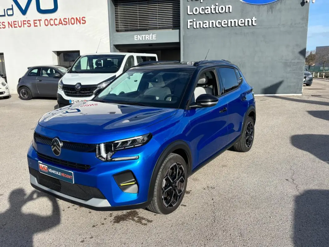 Citroën C3 Turbo 100 ch bleu en 3/4 avant droit, avec jantes alliage noires et toit noir brillant.