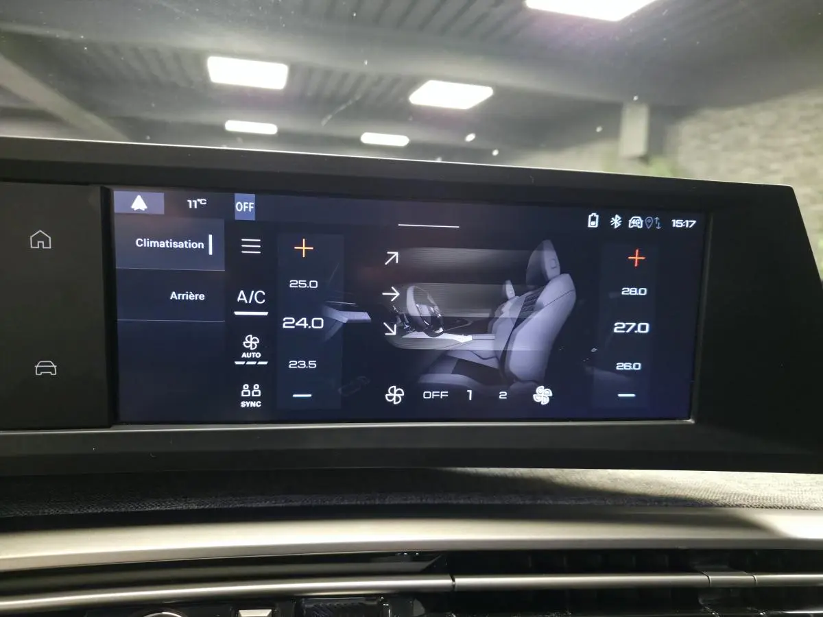 Écran tactile central du Peugeot 5008 gris 2025 affichant les réglages de climatisation tri-zone.
