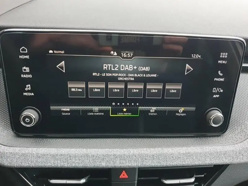 Écran tactile central du Skoda Kamiq 2025 affichant la radio numérique DAB+ avec commandes tactiles et molette.