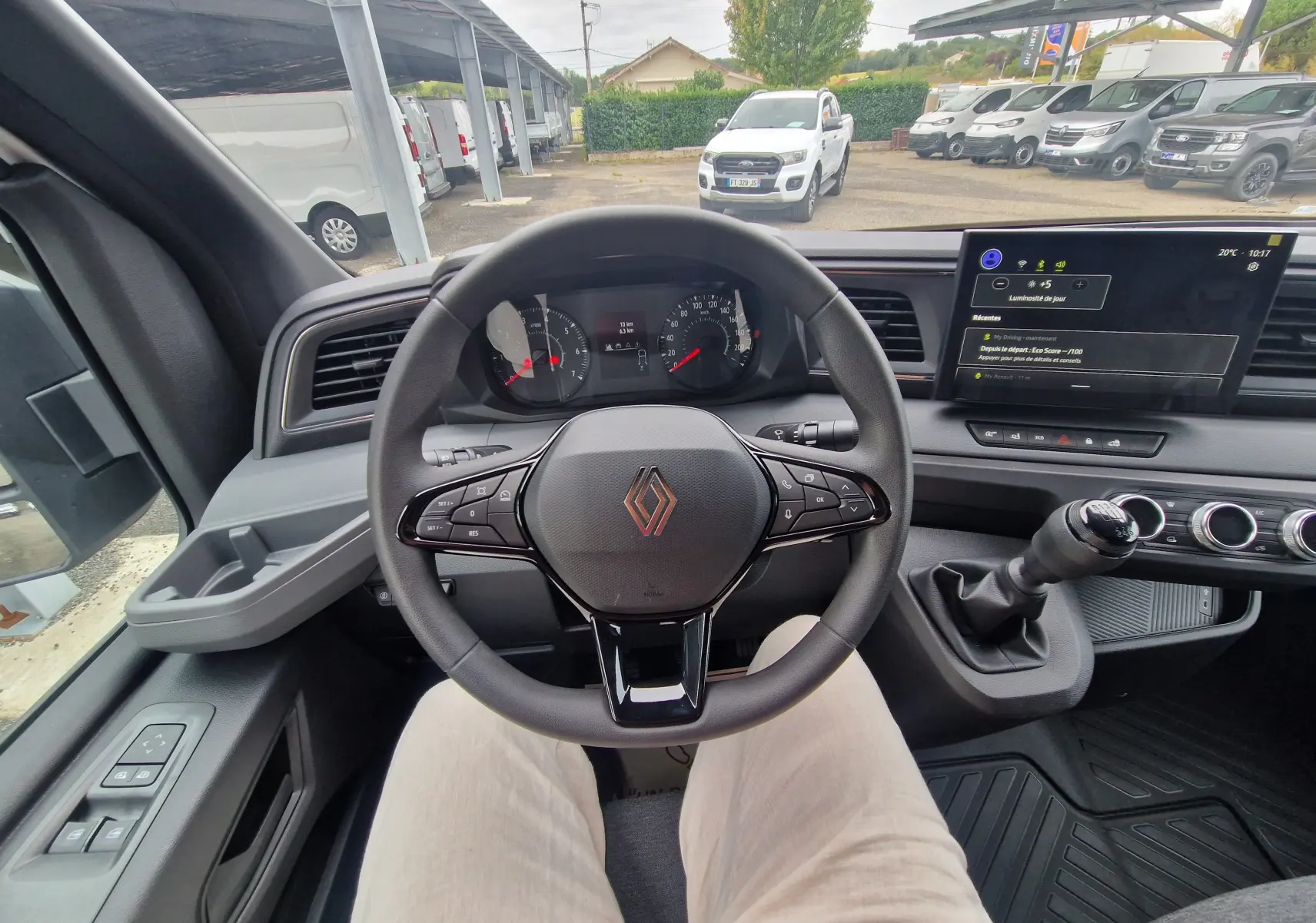 Vue intérieure centrée sur le volant du Renault Master blanc 2026, avec tableau de bord numérique et levier de vitesses manuel.