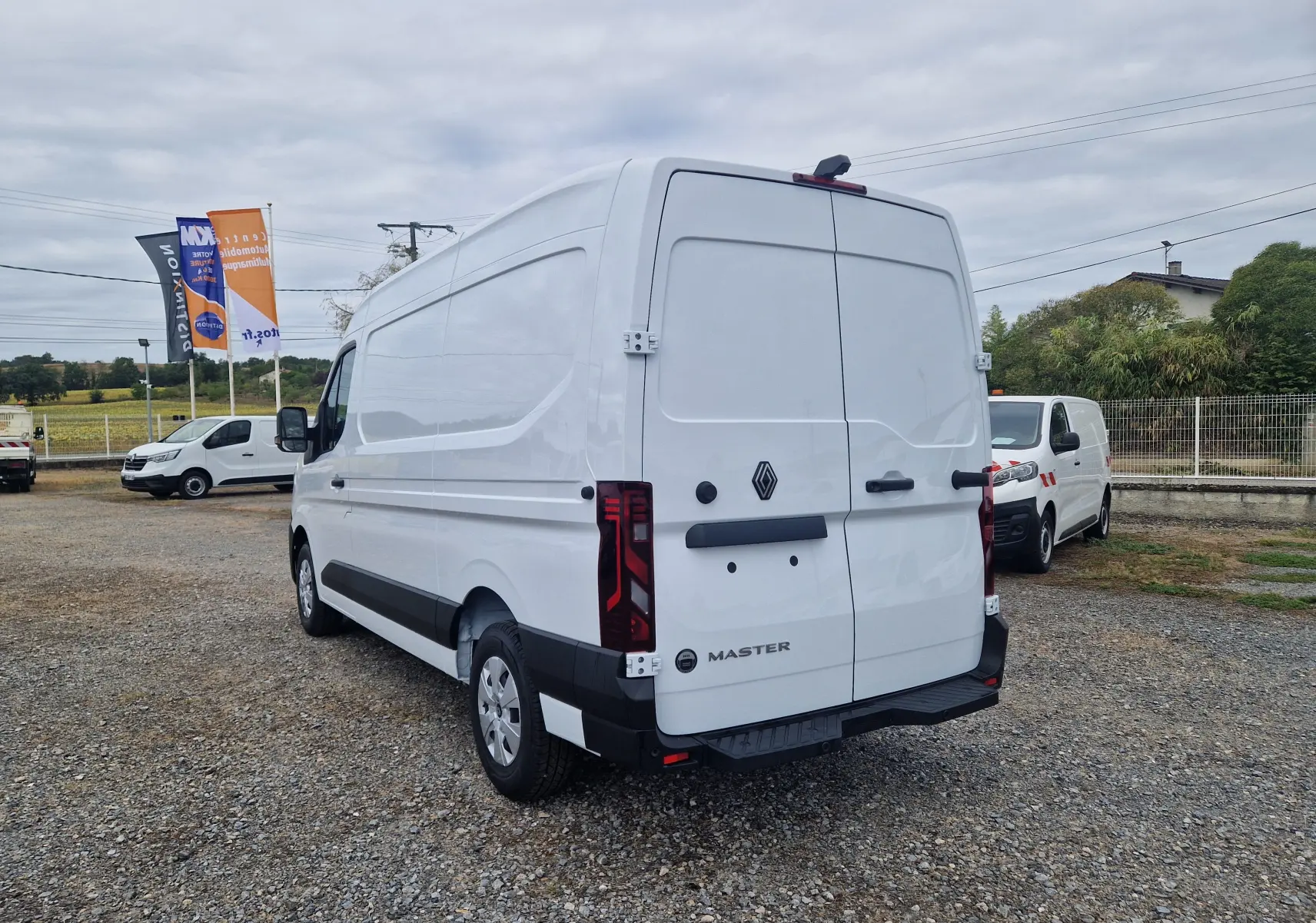 Vue 3/4 arrière droite du Renault Master blanc L2H2 avec caméra de recul et feux arrière LED distinctifs.