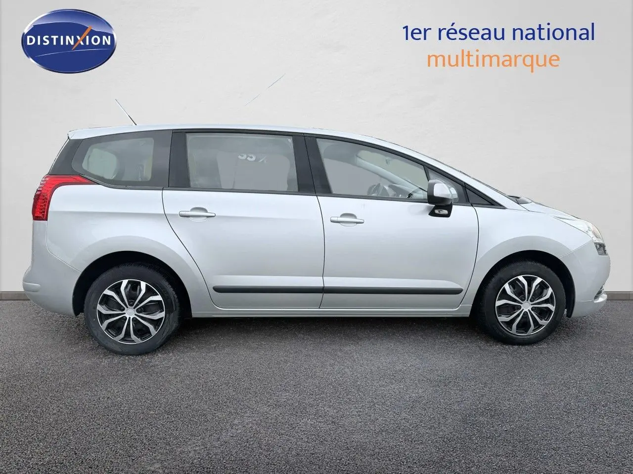 Vue de profil côté droit d'un Peugeot 5008 gris 5 portes avec jantes alliage et rétroviseurs noirs.
