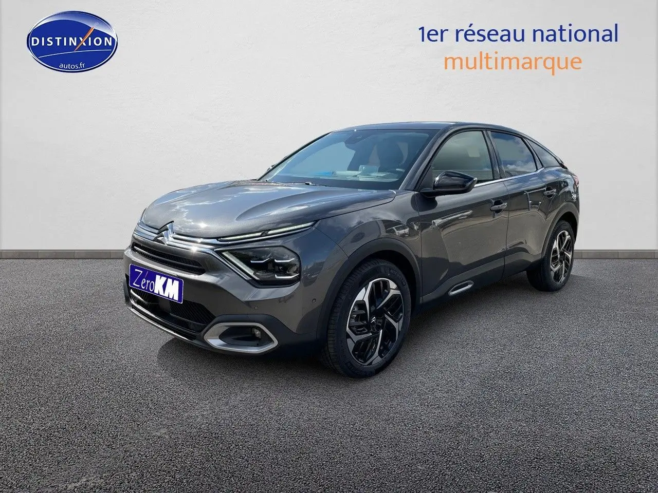 Citroën C4 gris platinium métal vue 3/4 avant droit, mettant en valeur ses optiques LED et jantes bi-ton.