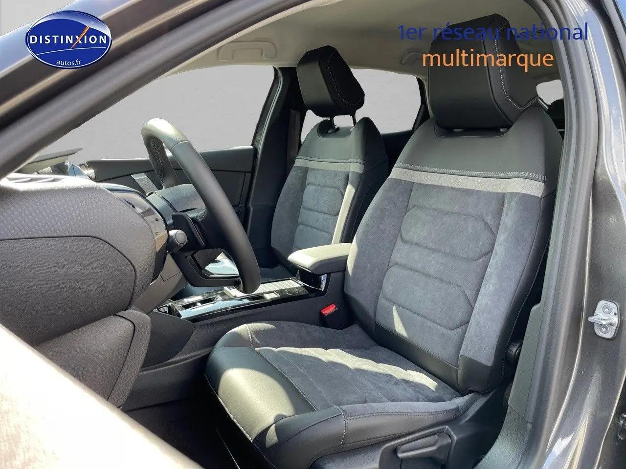 Intérieur de la Citroën C4 2024 en gris platinium, vue côté conducteur sur les sièges en cuir et alcantara.