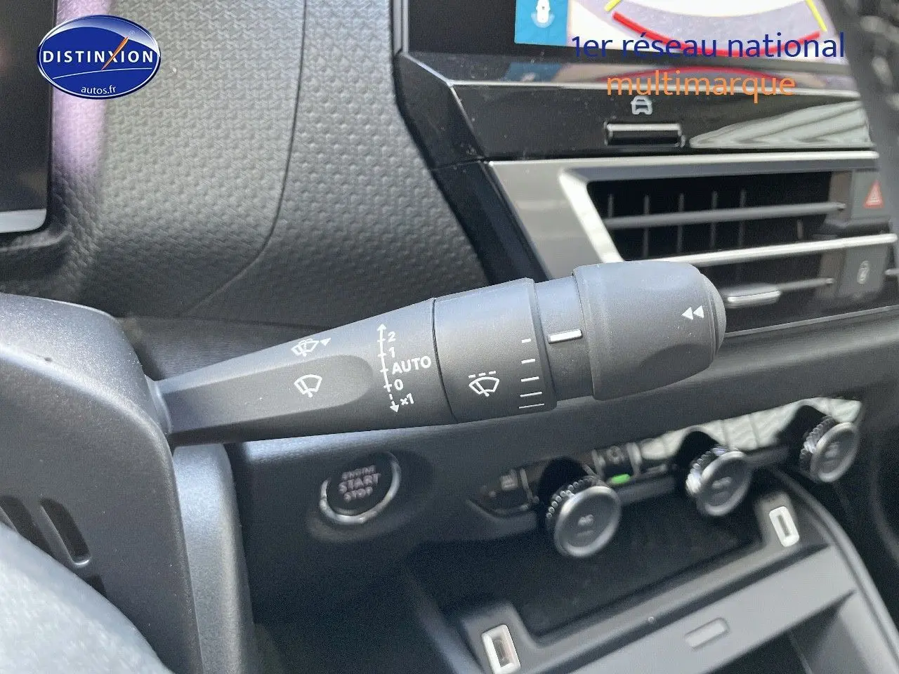 Gros plan sur la commande d’essuie-glace du tableau de bord d’une Citroën C4 gris platinium 2024.