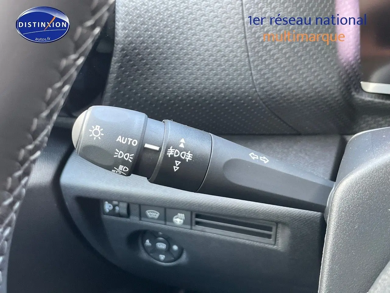 Gros plan sur la manette de commande des feux et clignotants dans l'habitacle d'une Citroën C4 gris platinium 2024.