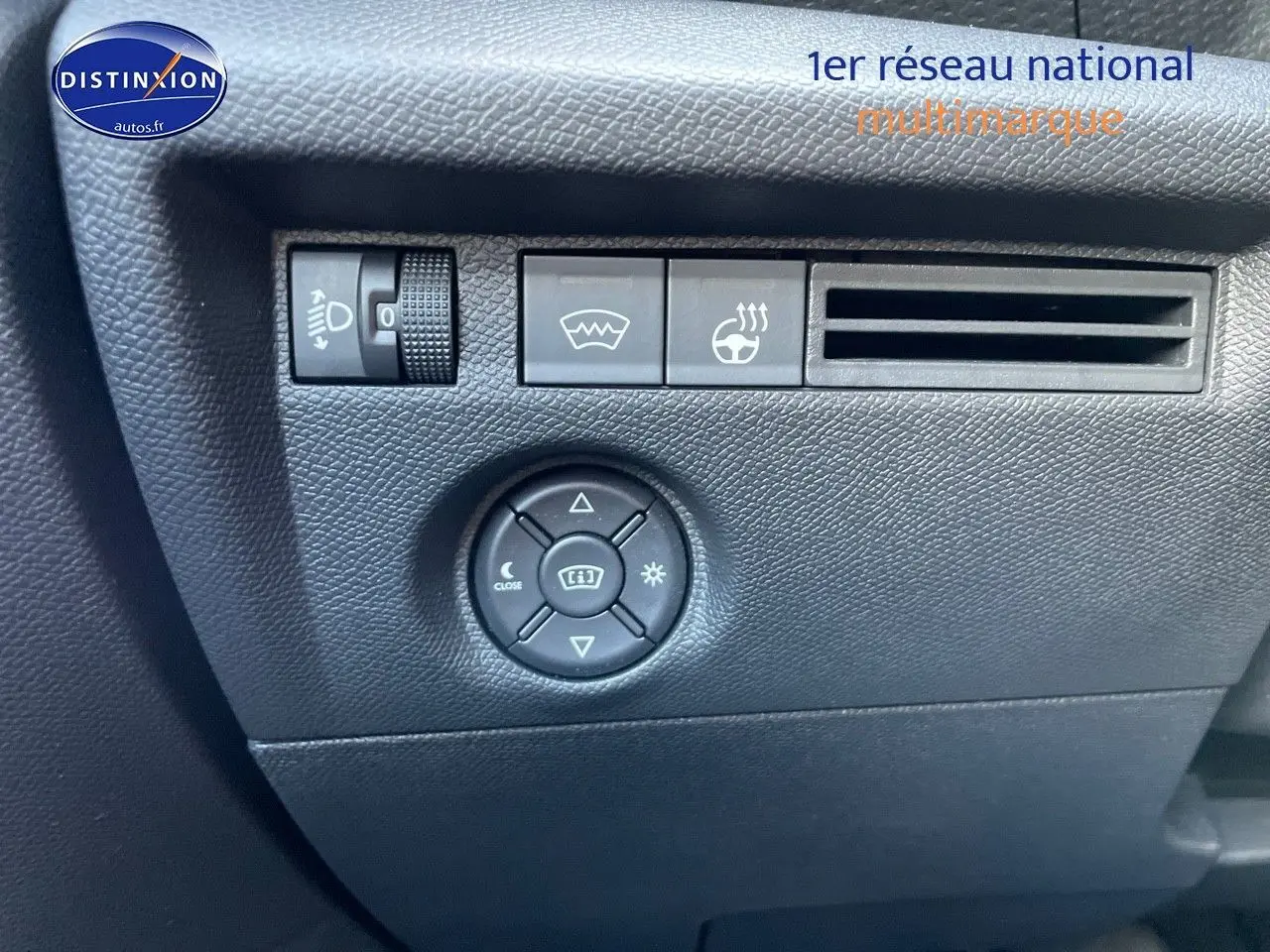 Détail du tableau de bord côté conducteur de la Citroën C4 2024 gris platinium avec commandes d'éclairage et ventilation.