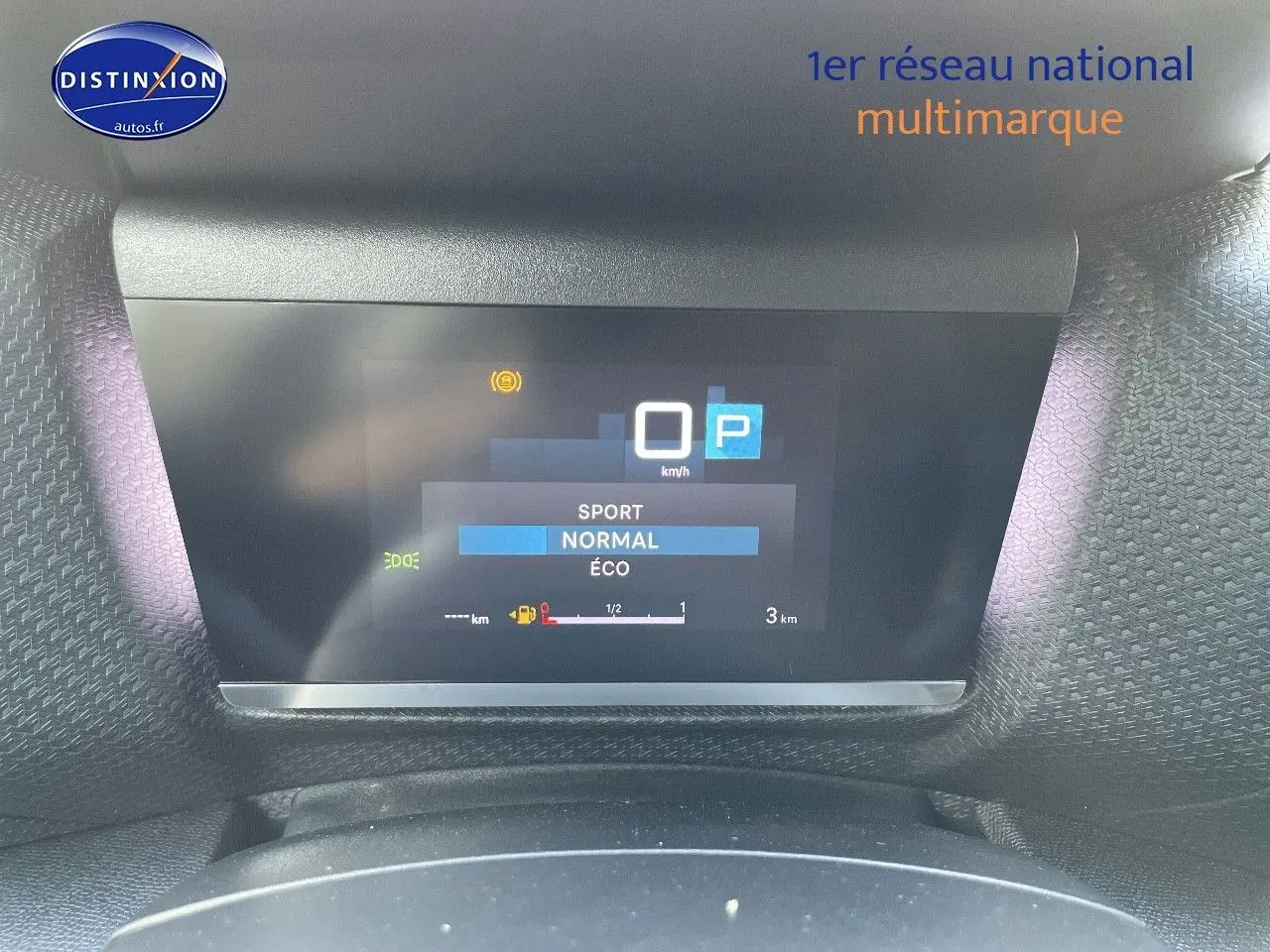 Affichage numérique du tableau de bord d'une Citroën C4 gris platinium, mode de conduite normal sélectionné.