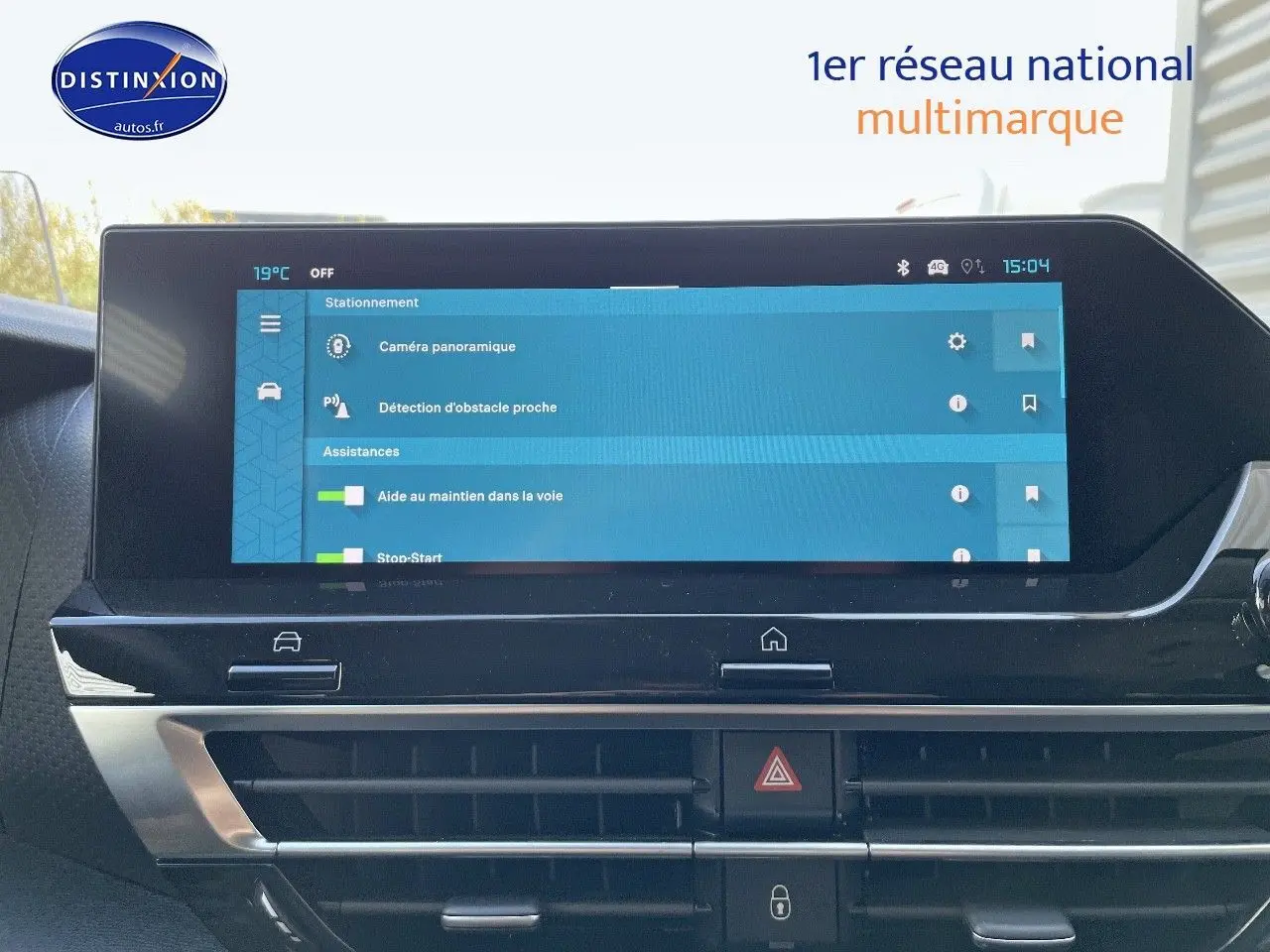 Écran tactile intérieur du Citroën C4 2024 gris platinium, affichant les aides à la conduite et stationnement.
