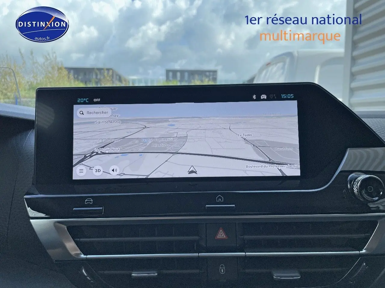 Écran tactile central affichant la navigation dans l'habitacle d'une Citroën C4 gris platinium 2024.
