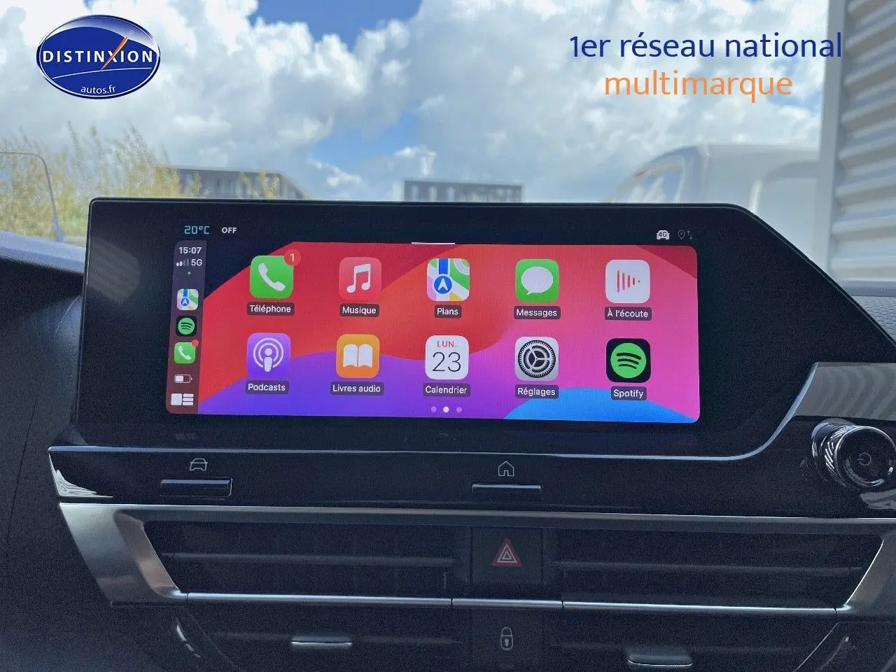Écran tactile central affichant Apple CarPlay dans l'habitacle d'une Citroën C4 gris platinium 2024.
