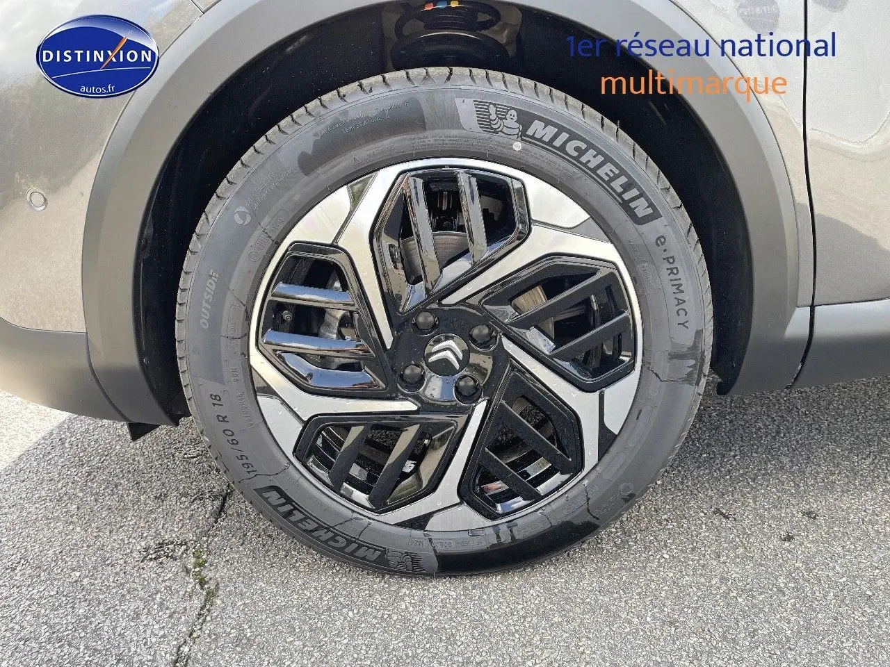 Gros plan sur la jante avant droite en alliage bicolore noir et argent du Citroën C4 gris platinium métal 2024.