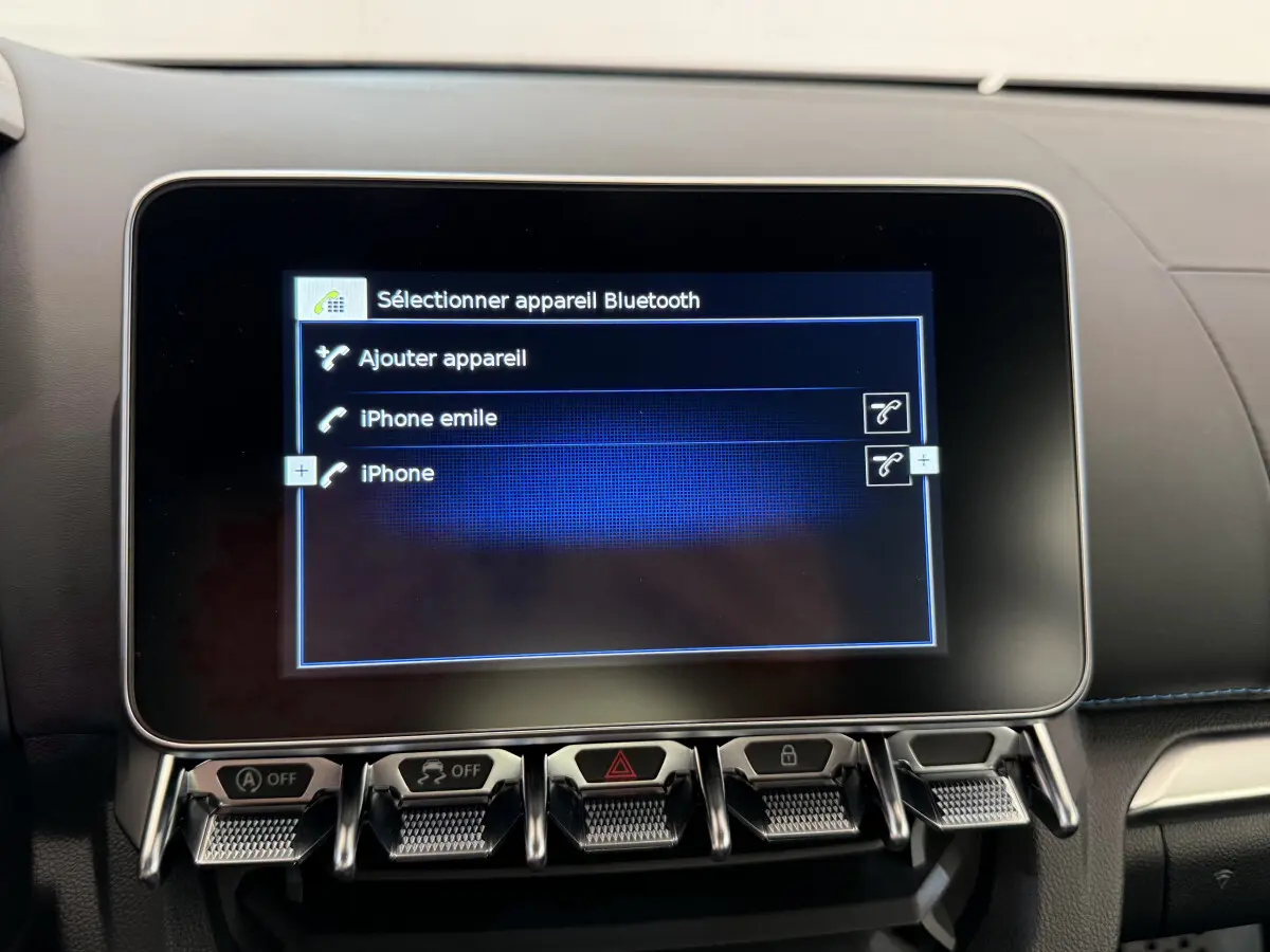 Écran tactile central affichant la sélection Bluetooth dans l'habitacle de l'Alpine A110 Légende 2019.