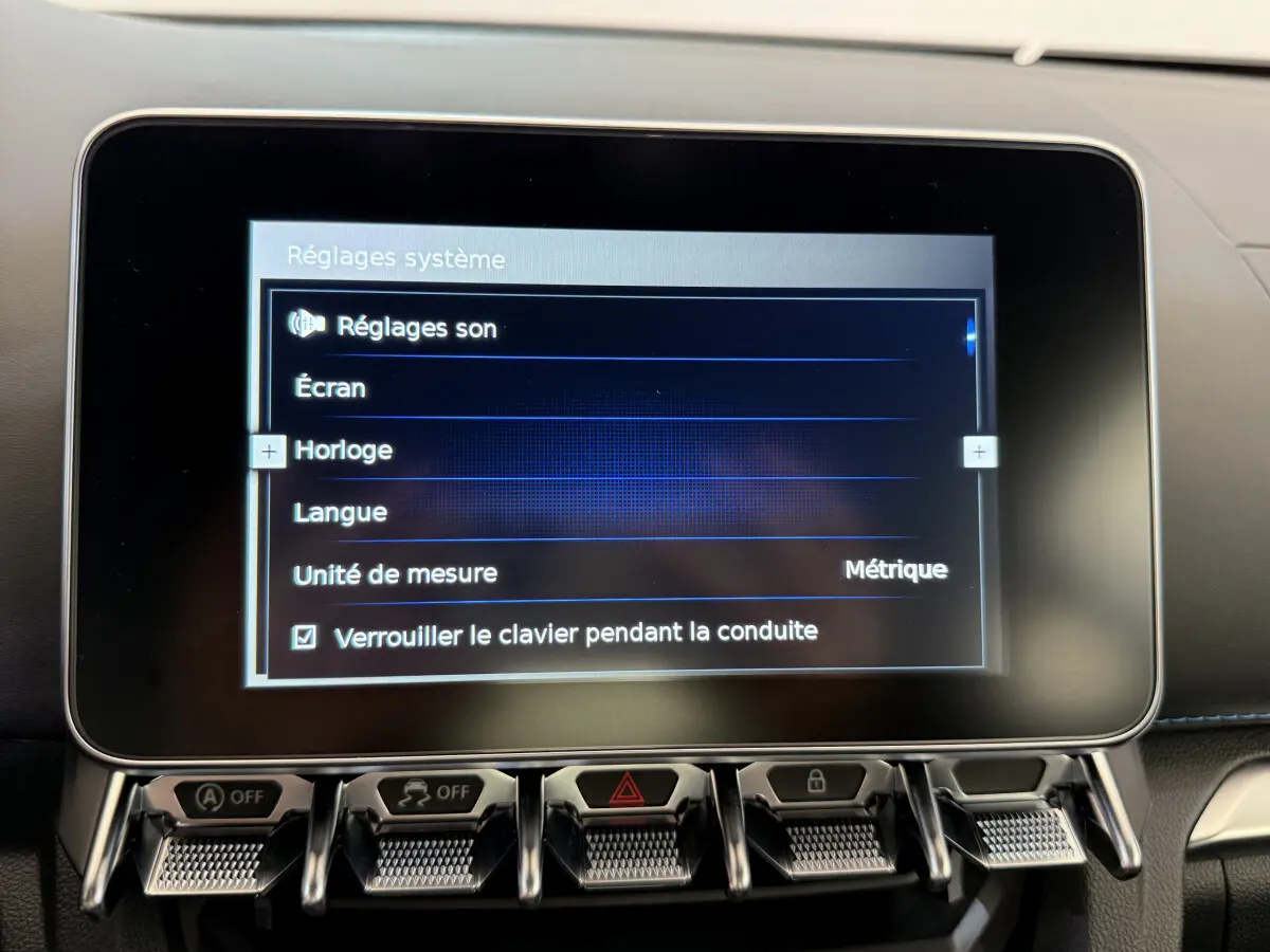 Écran tactile central affichant les réglages système dans l'habitacle d'une Alpine A110 Legende 2019.