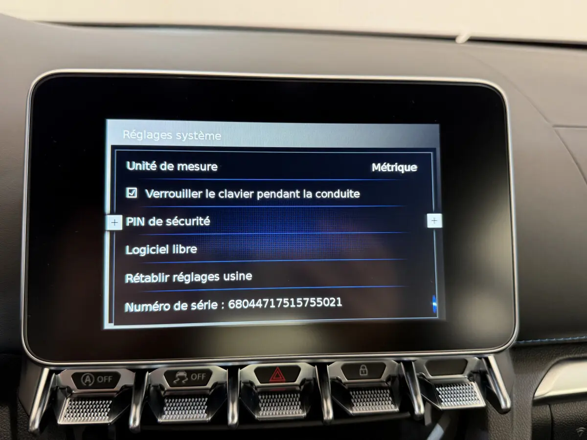 Écran tactile central affichant les réglages système dans l'habitacle noir de l'Alpine A110 Légende 2019.