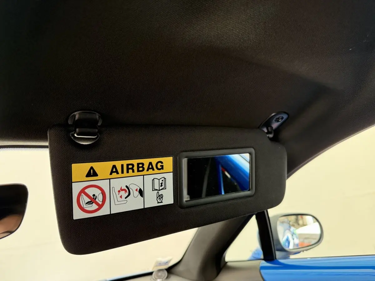 Détail du pare-soleil côté conducteur avec miroir et avertissement airbag sur Alpine A110 Legende bleu 2019.