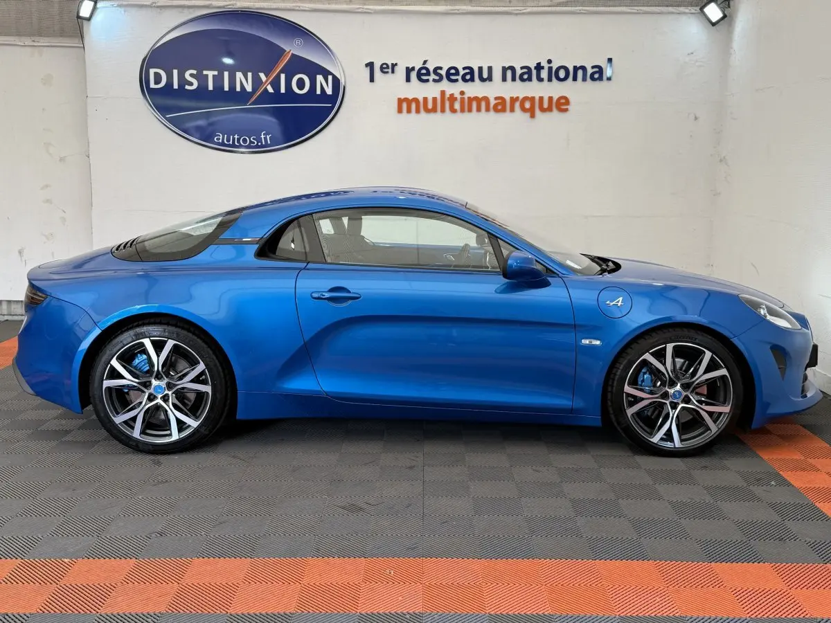 Profil côté gauche de l'Alpine A110 Legende 2019 bleu, avec jantes alliage et logo "A" sur l'aile avant.