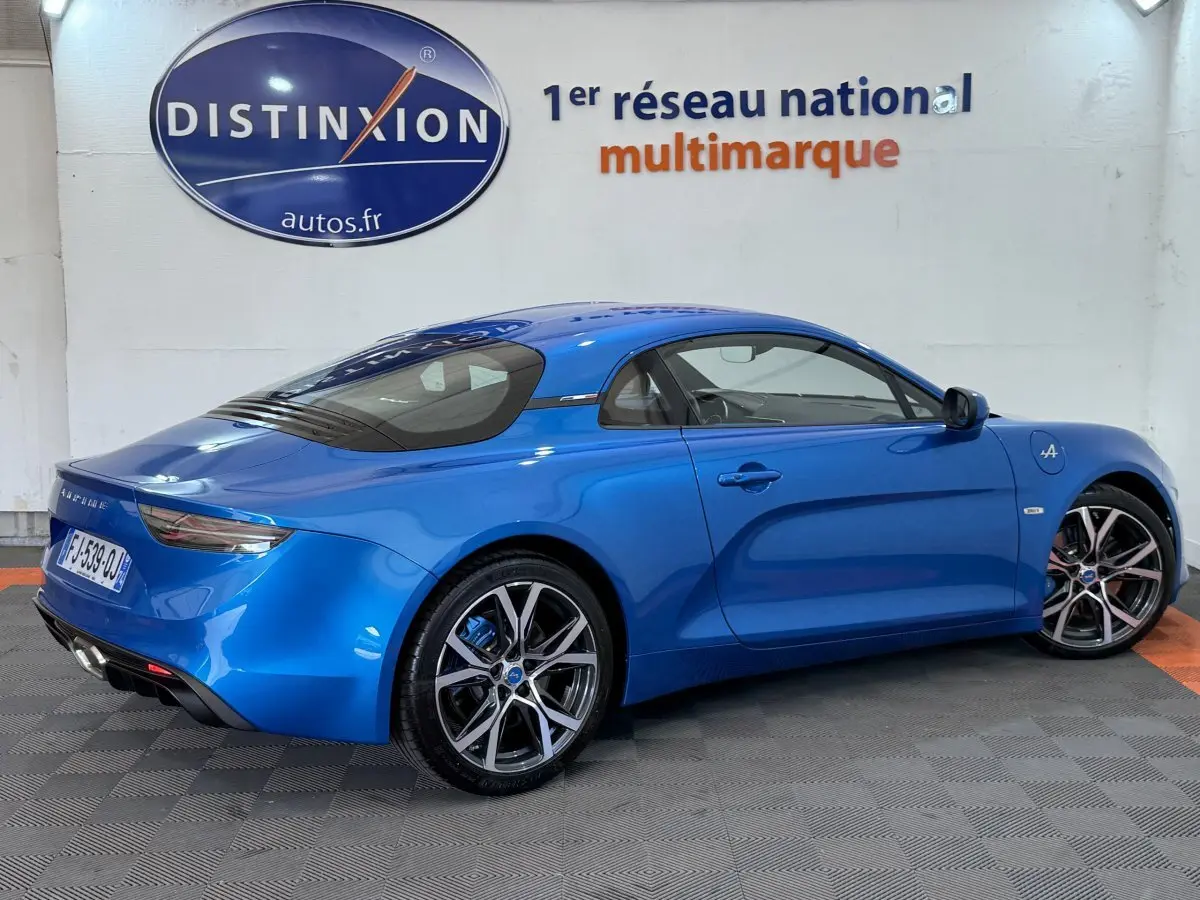 Vue latérale droite d'une Alpine A110 Legende 2019 bleu brillant avec jantes sport et feux arrière LED.