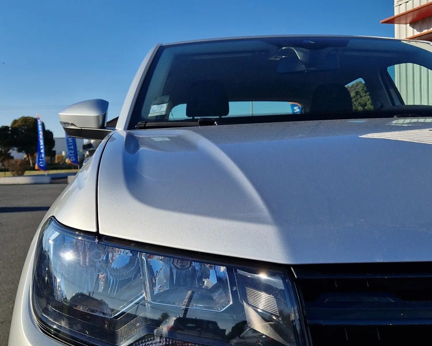 Vue avant rapprochée du Volkswagen T-Cross 2019 argent métal, mettant en valeur son phare et la calandre noire.