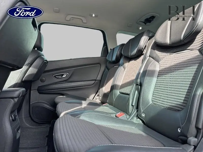 Vue latérale intérieure sur la banquette arrière en similicuir noir étoilé du Renault Grand Scenic 7 places 2017.