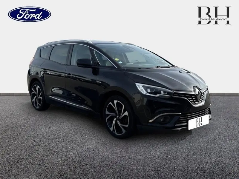Renault Grand Scenic noir étoilé en 3/4 avant droit, avec jantes alliage et feux LED distinctifs.