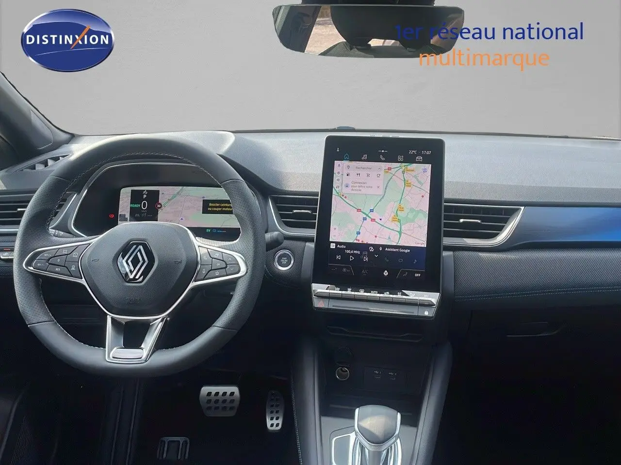 Vue intérieure du tableau de bord du Renault Captur E-Tech hybride 2025, avec volant multifonction et écran tactile central.