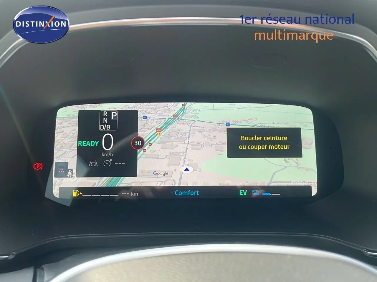 Affichage numérique du tableau de bord du Renault Captur E-Tech hybride, montrant la navigation et alertes de sécurité.