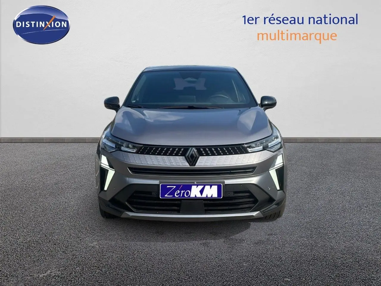 Vue frontale du Renault Captur E-Tech hybride gris cassiopée métal avec toit noir, calandre et feux LED distinctifs.