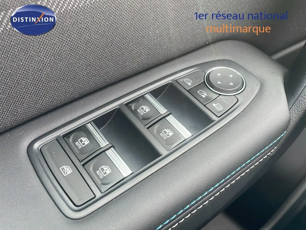 Panneau de commandes des vitres électriques et réglages des rétroviseurs côté conducteur du Renault Captur gris cassiopée métal.