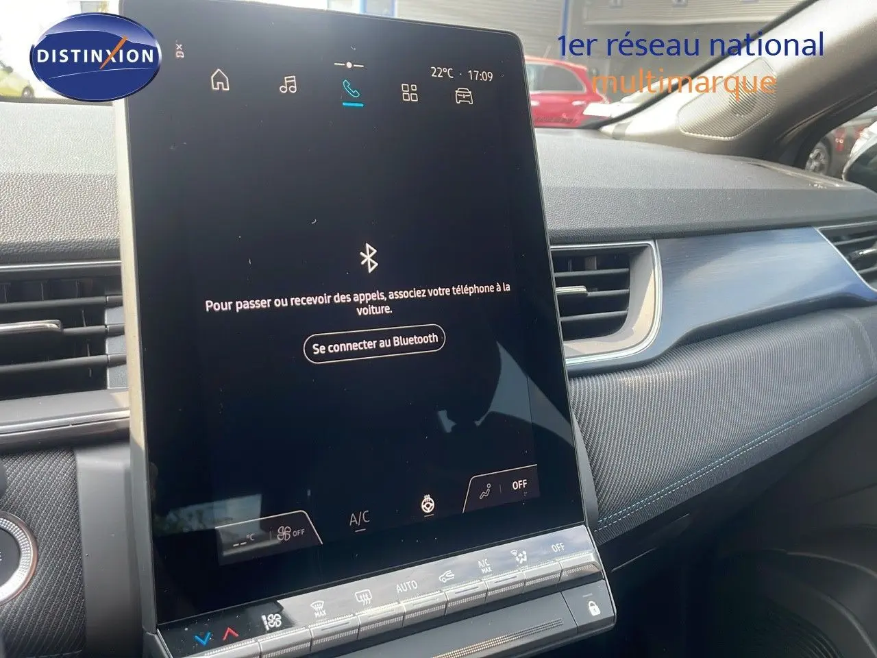 Intérieur du Renault Captur E-Tech hybride 2025, vue du tableau de bord côté passager avec écran tactile central noir.