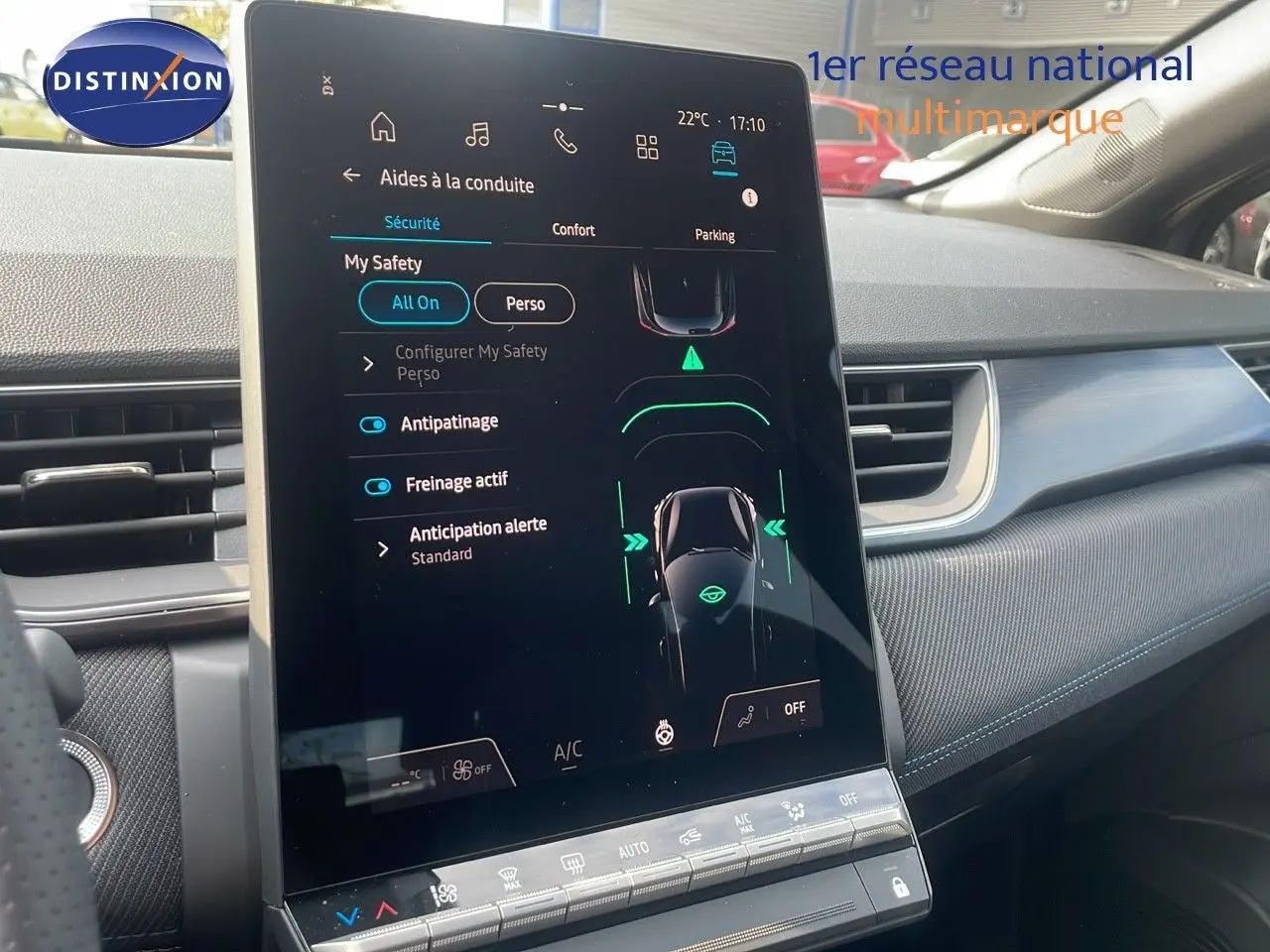 Vue intérieure du tableau de bord du Renault Captur E-Tech hybride 2025, écran tactile affichant les aides à la conduite.