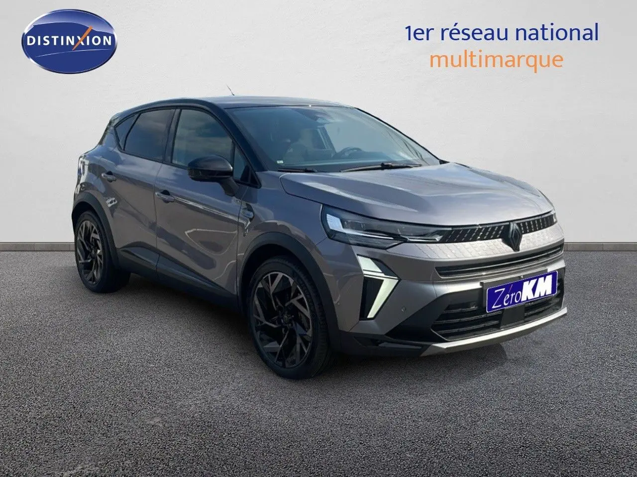 Renault Captur E-Tech hybride gris cassiopée métal avec toit noir, vue 3/4 avant mettant en valeur ses optiques LED et jantes noires.