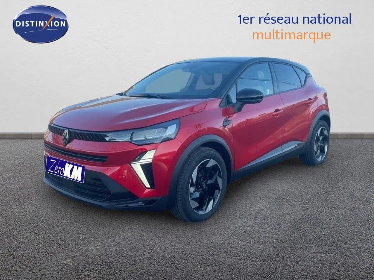 Renault Captur E-Tech hybride 2025 rouge passion avec toit noir, vue 3/4 avant mettant en valeur ses phares LED distinctifs.