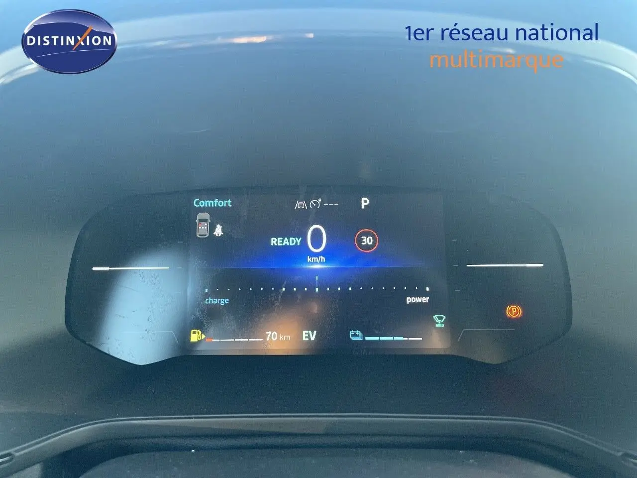 Tableau de bord numérique de Renault Captur E-Tech Hybrid 2025 affichant vitesse à 0 km/h et autonomie électrique 70 km.