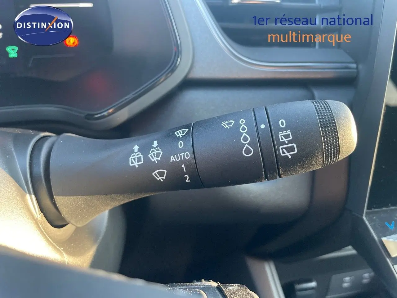 Gros plan sur la commande d’essuie-glace du Renault Captur E-Tech hybride 2025, intérieur noir.