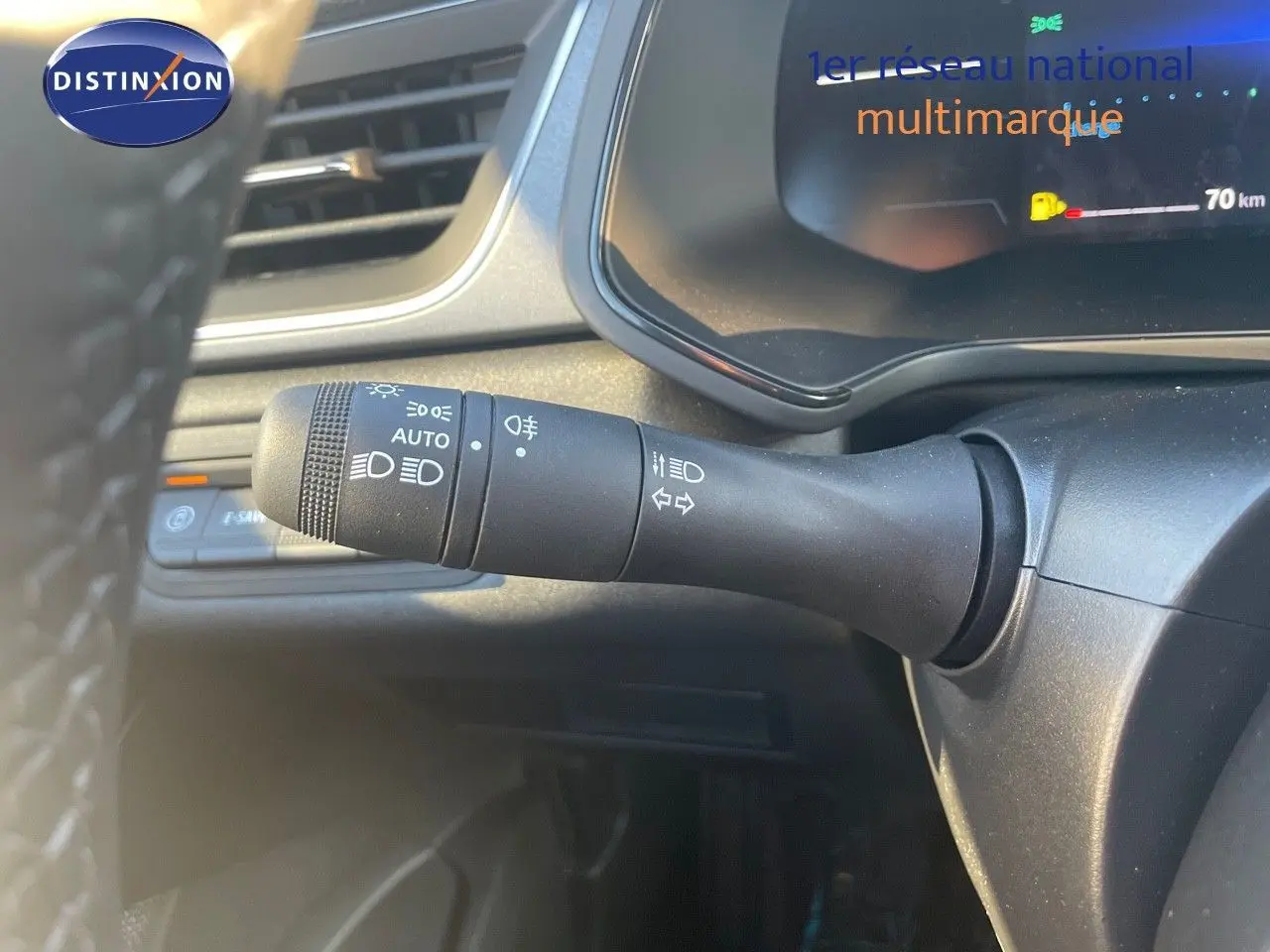 Gros plan sur la commande des feux et clignotants à gauche du volant dans un Renault Captur E-Tech hybride 2025.