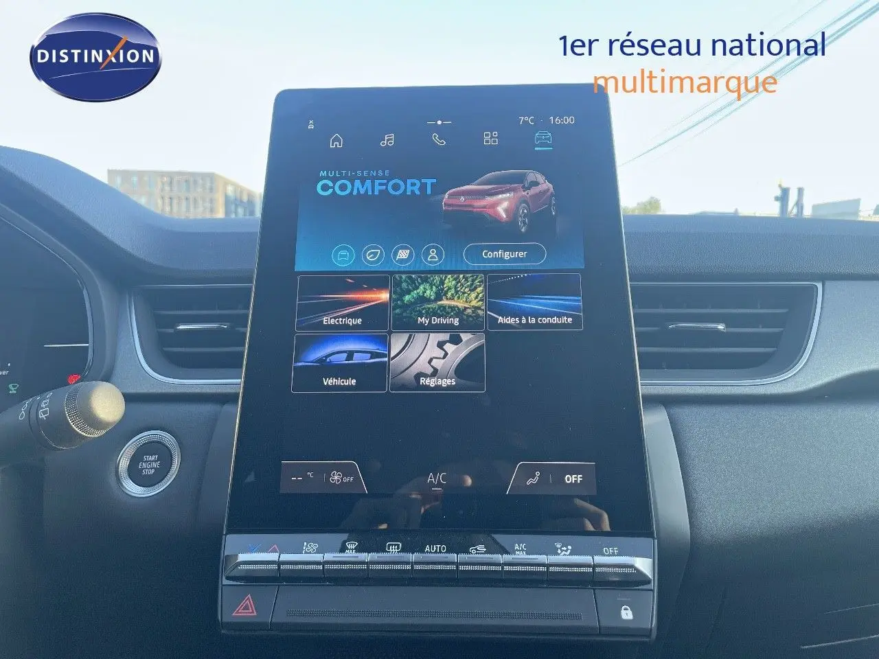 Vue rapprochée de l’écran tactile central du Renault Captur E-Tech Hybrid 2025, affichant les réglages de conduite.