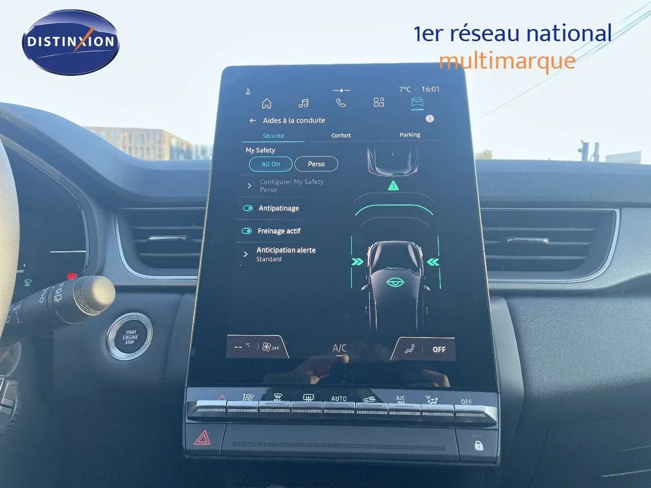 Écran tactile central du tableau de bord du Renault Captur E-Tech Hybrid 2025 affichant les aides à la conduite.