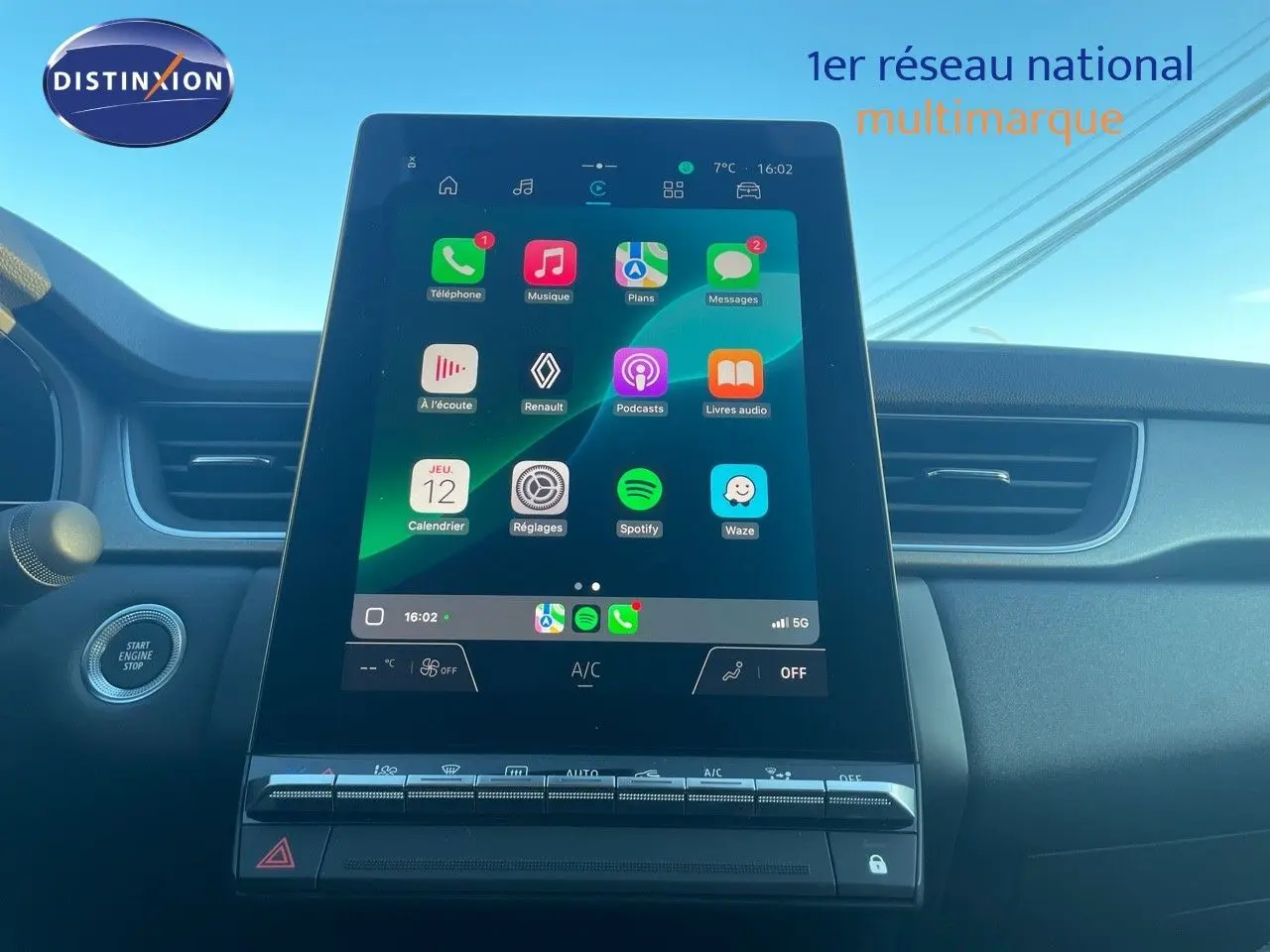 Vue intérieure centrée sur l'écran tactile vertical du tableau de bord du Renault Captur E-Tech hybride 2025.