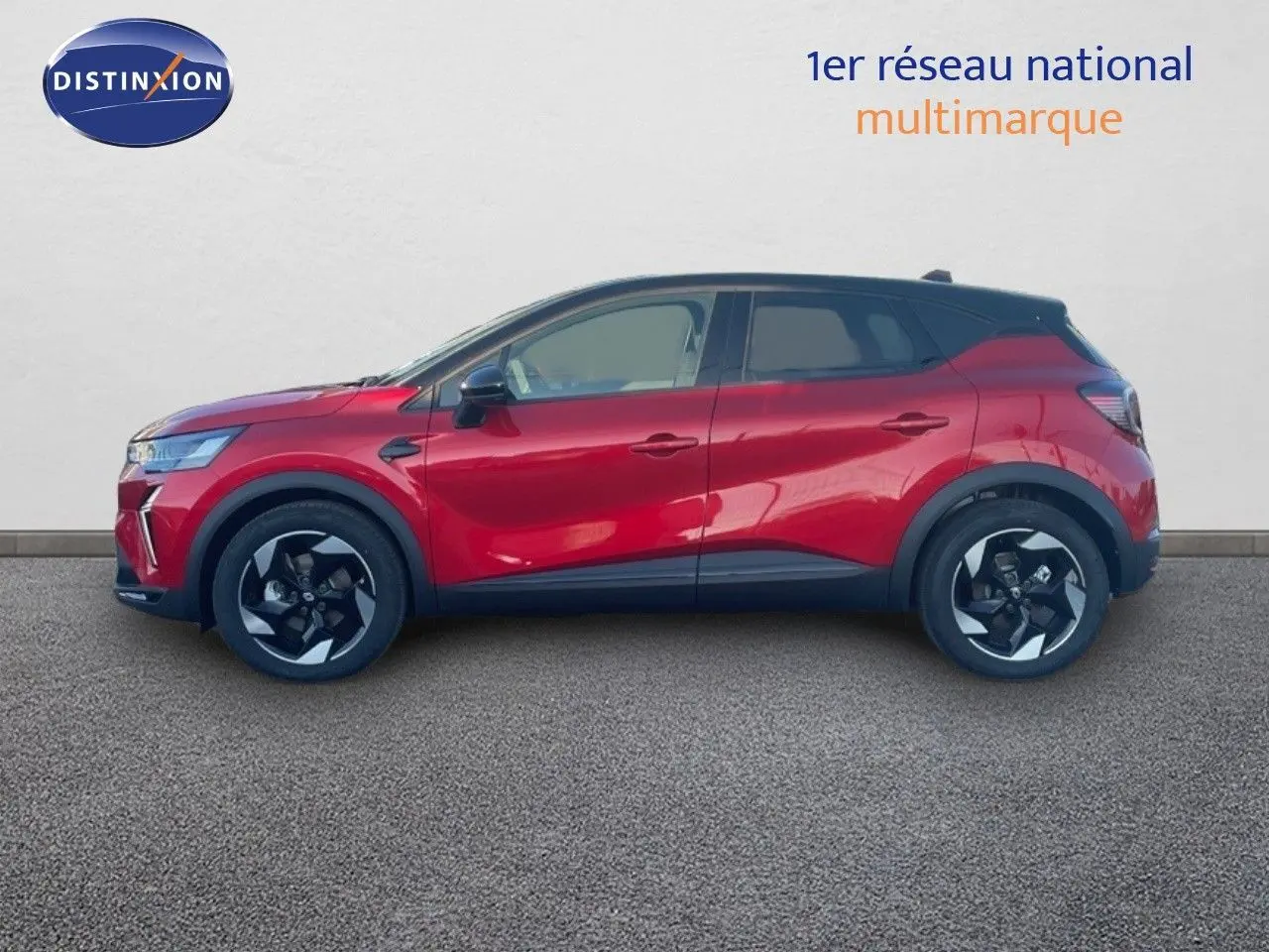 Profil latéral droit du Renault Captur E-Tech hybride rouge passion avec toit noir, jantes alliage bicolores.