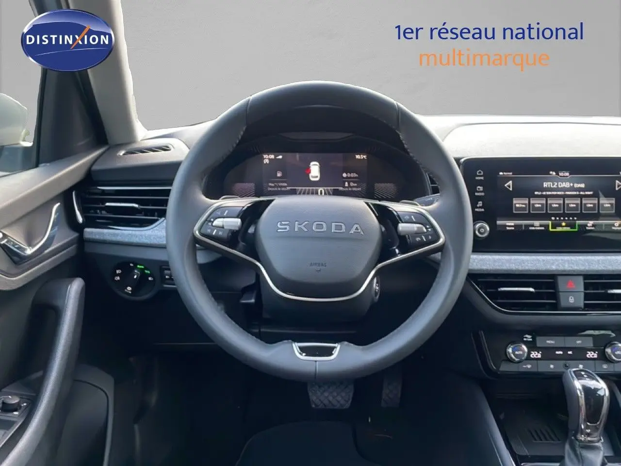 Vue intérieure centrée sur le volant SKODA du KAMIQ avec tableau de bord numérique et écran tactile gris argent métal.