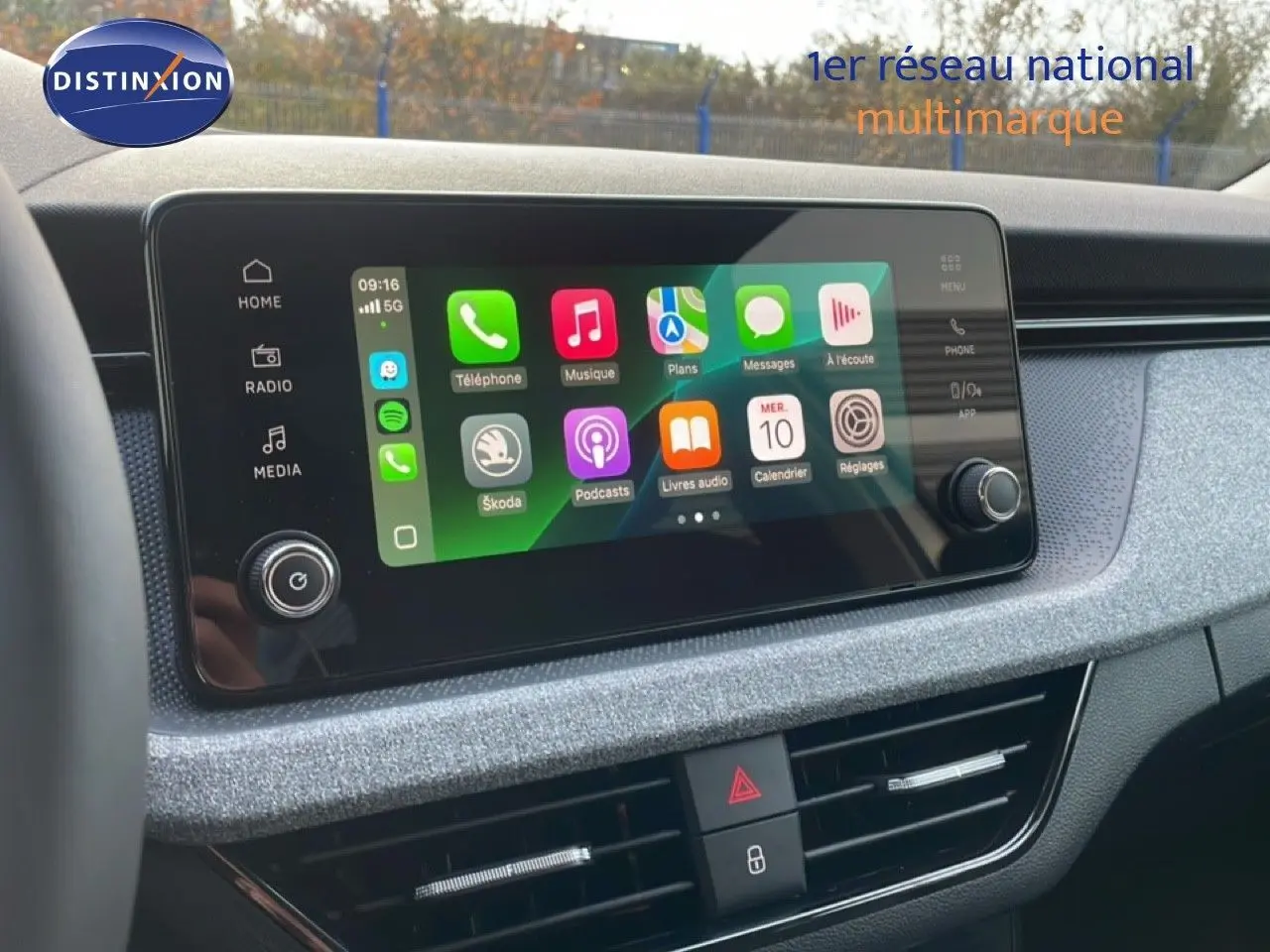 Écran tactile central du Skoda Kamiq gris argent, vue rapprochée du tableau de bord avec interface connectée.