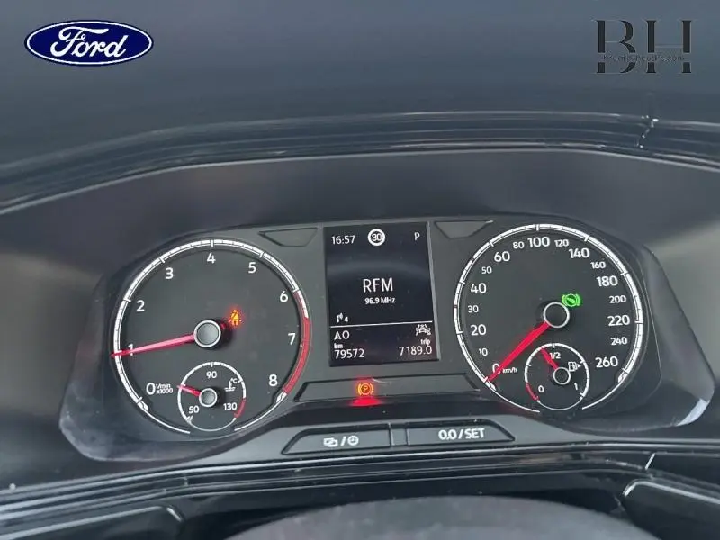 Vue rapprochée du tableau de bord d'un Volkswagen T-Cross noir, affichant les compteurs et l'écran central numérique.