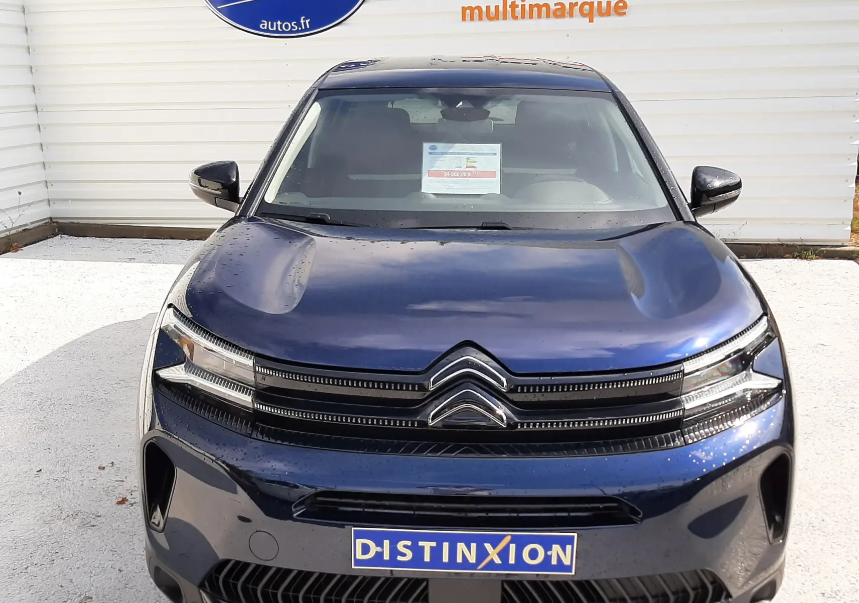 Vue avant d'un Citroën C5 Aircross bleu éclipse 2025, avec calandre distinctive et logo double chevron visible.