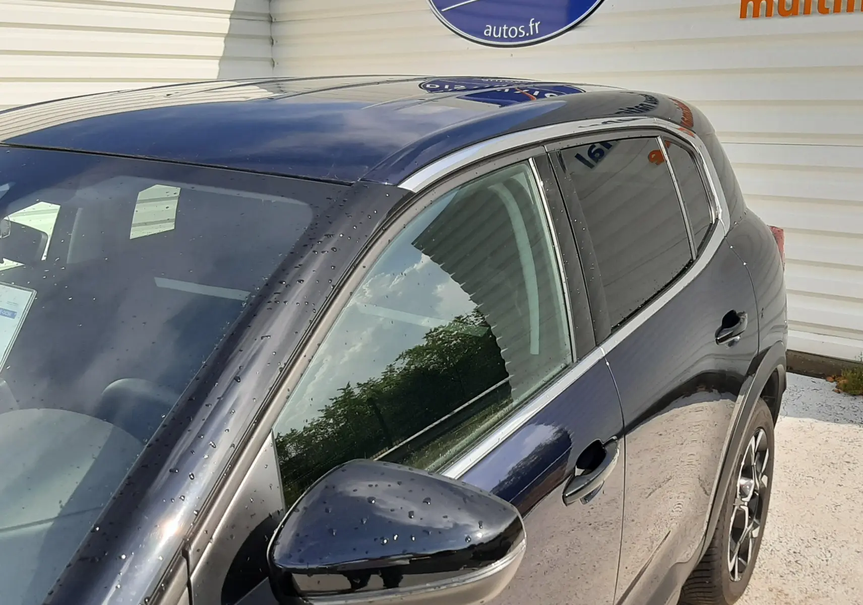 Vue 3/4 avant droit du Citroën C5 Aircross bleu éclipse, avec rétroviseur noir et jantes alliage visibles.