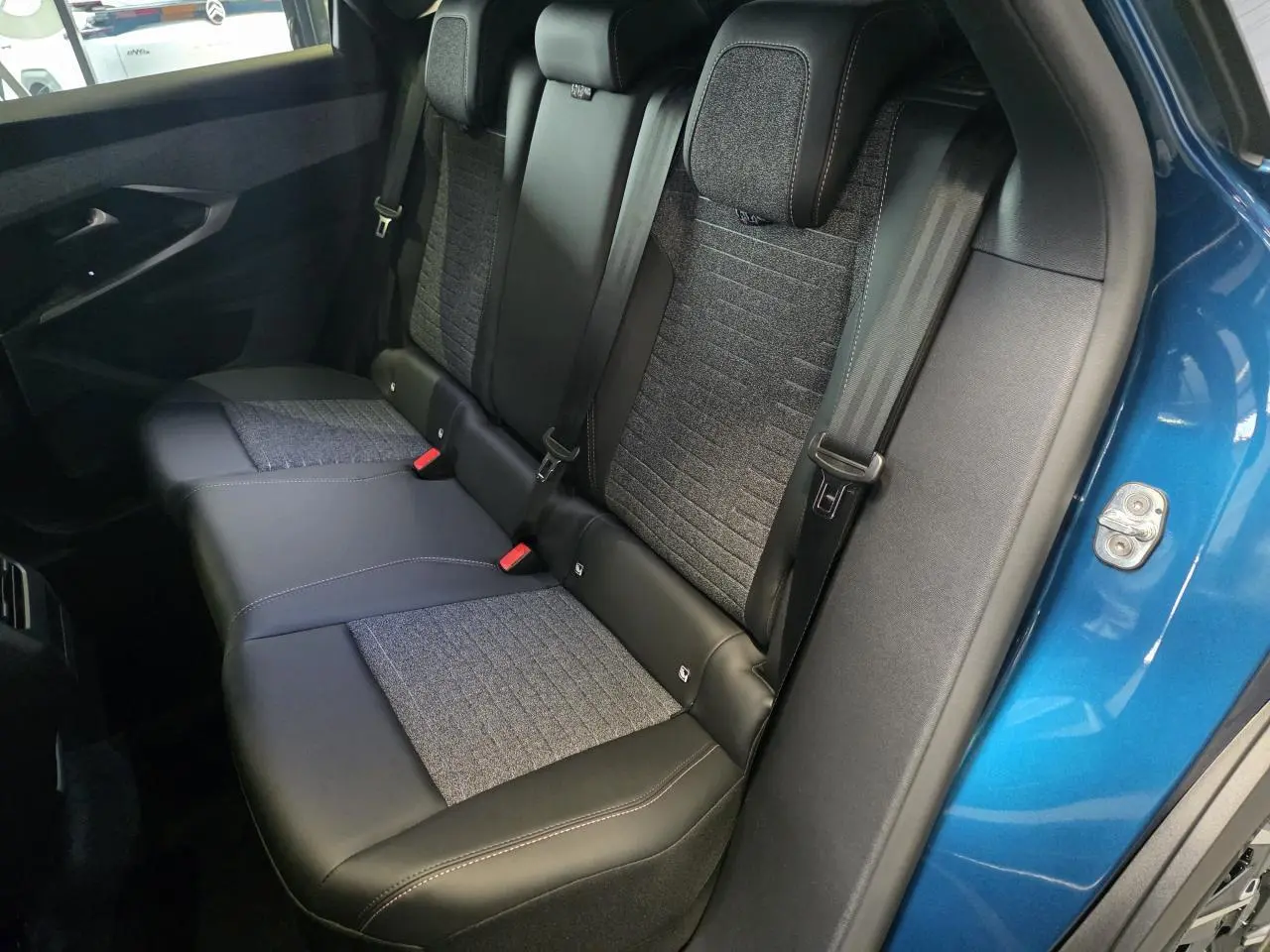 Vue côté droit de la banquette arrière du Peugeot 3008 bleu, avec sellerie tissu et cuir noir et gris chiné.