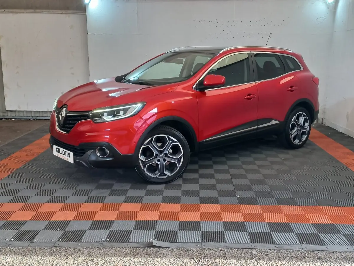 Renault Kadjar Intens rouge vue 3/4 avant droit, avec jantes alliage et toit ouvrant visible.